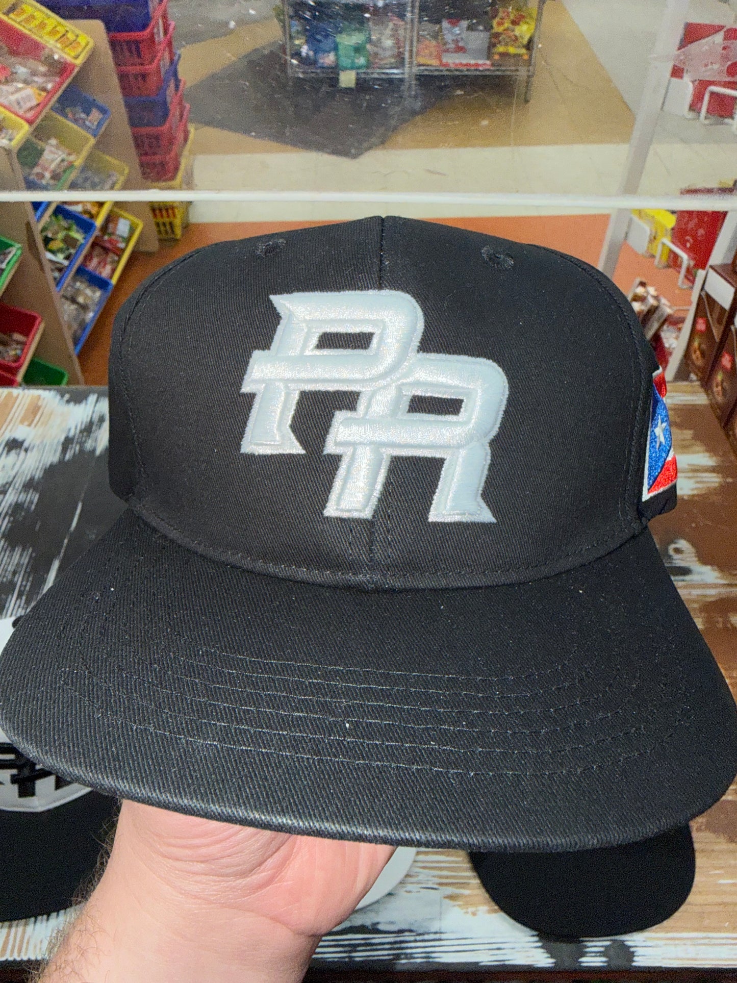 PR NEGRA SNAPBACK Y LETRA BLANCA