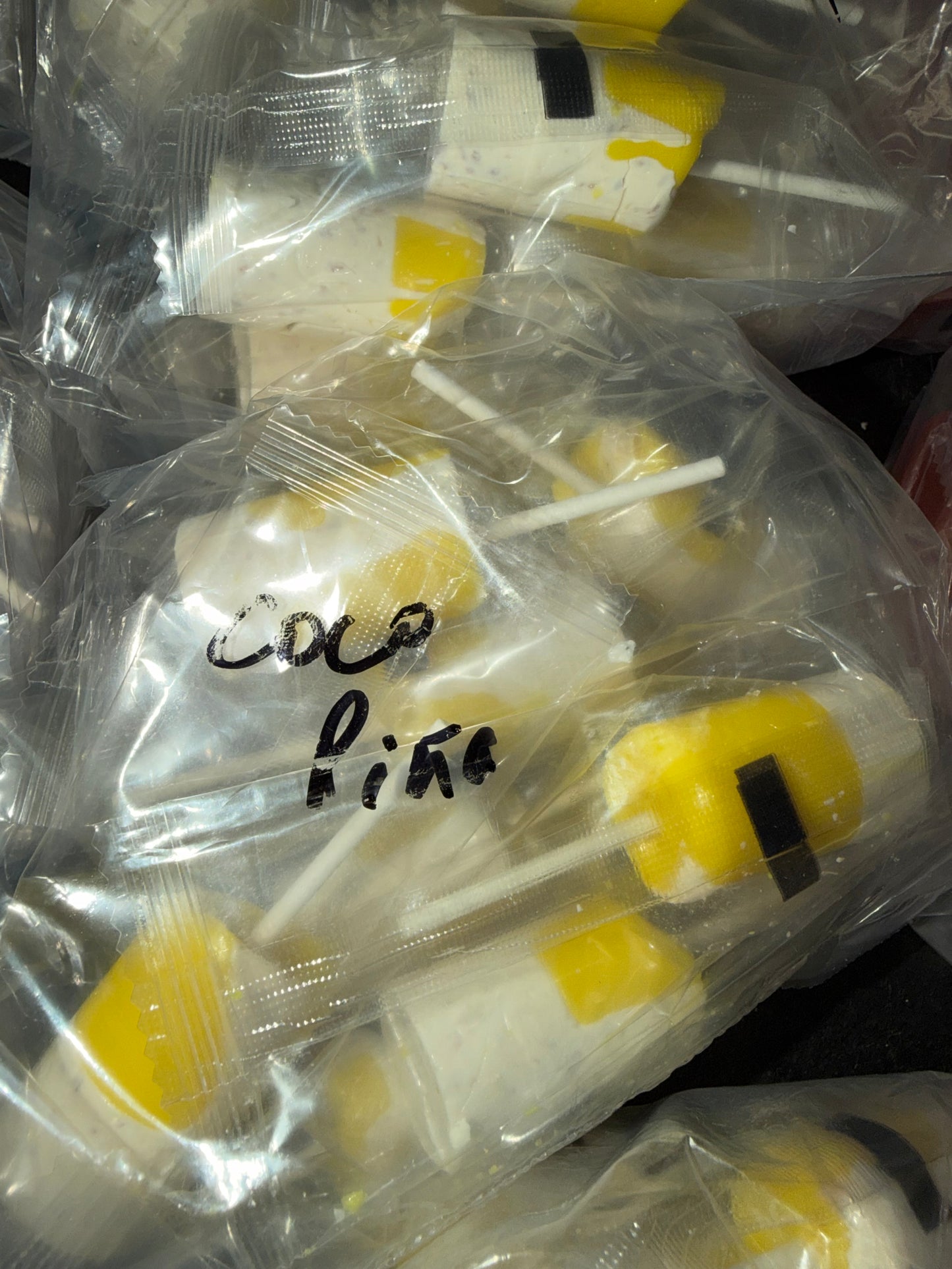 PILONES DE COCO PINA HECHO MANO 10CT