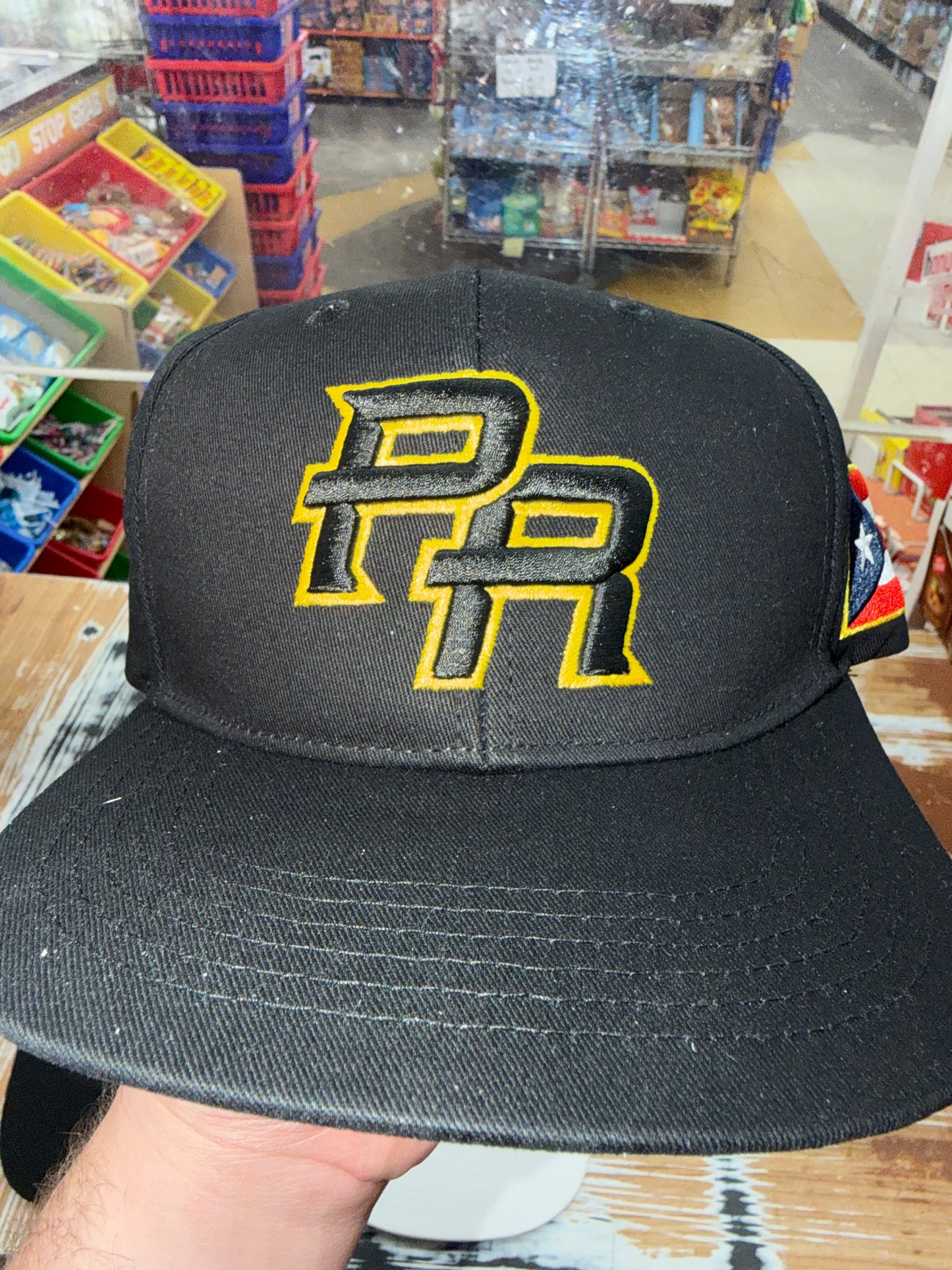 PR NEGRA SNAPBACK CON LETRA AMARILLA