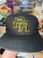 PR NEGRA SNAPBACK CON LETRA AMARILLA