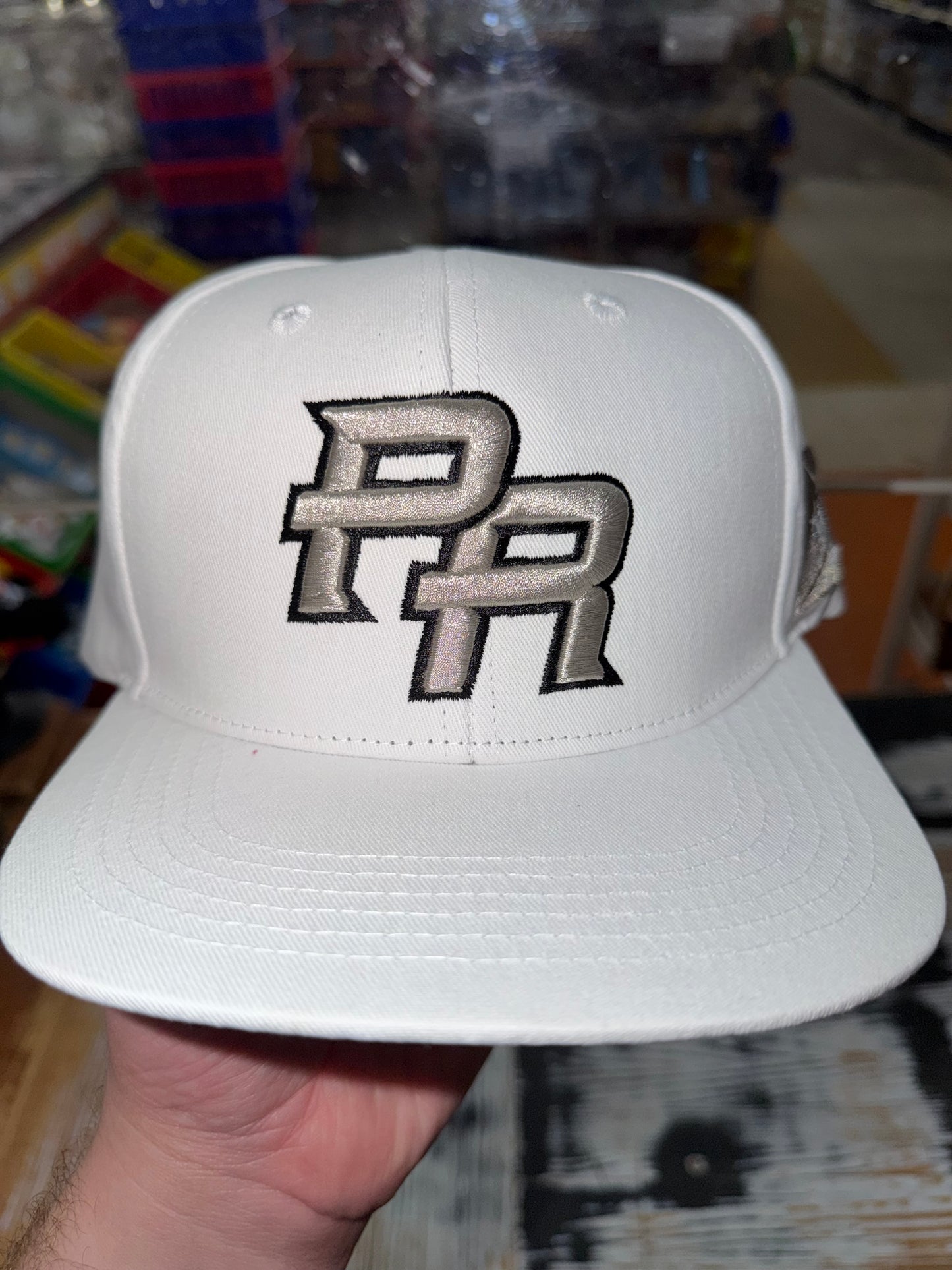 PR SNAPBACK BLANCA CON LETRA GRIS