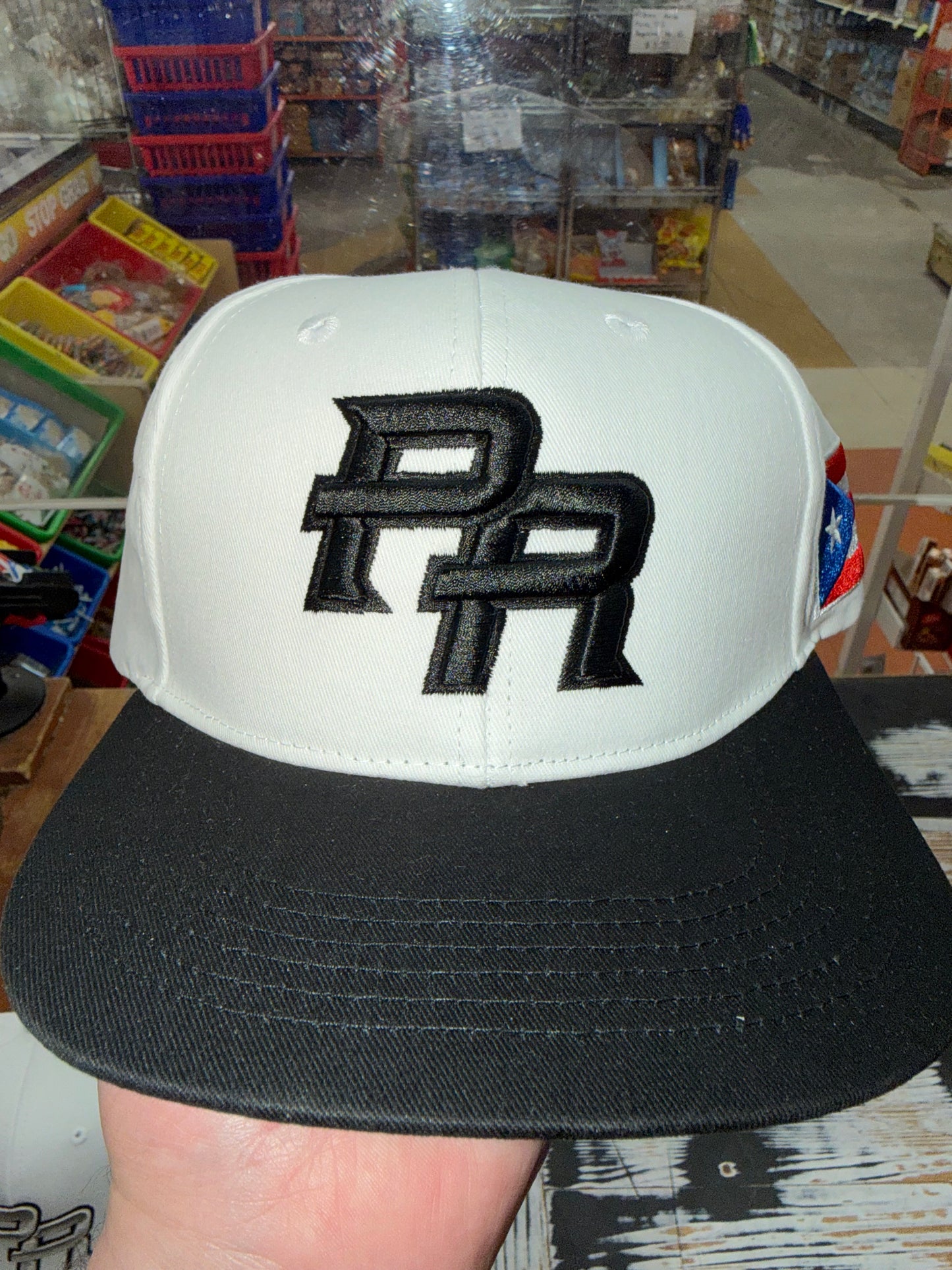 PR SNAPBACK BLANCA Y NEGRA CON LETRA NEGRA