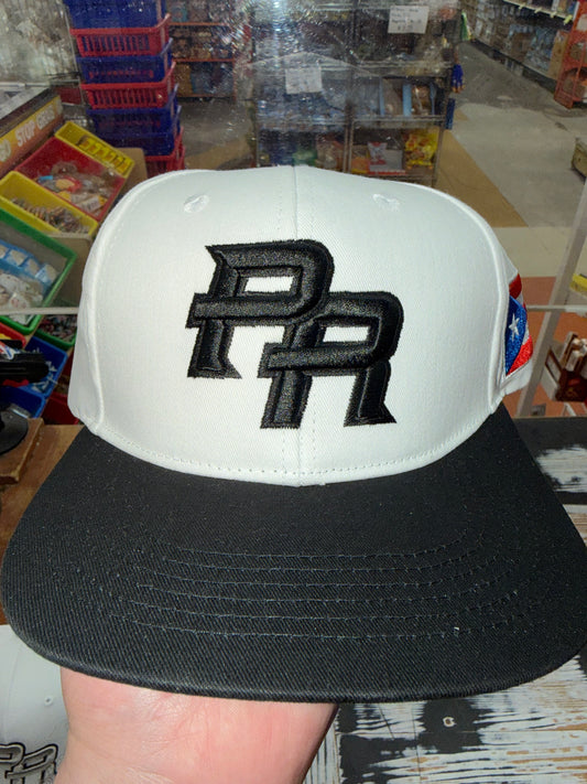 PR SNAPBACK BLANCA Y NEGRA CON LETRA NEGRA