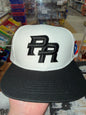 PR SNAPBACK BLANCA Y NEGRA CON LETRA NEGRA